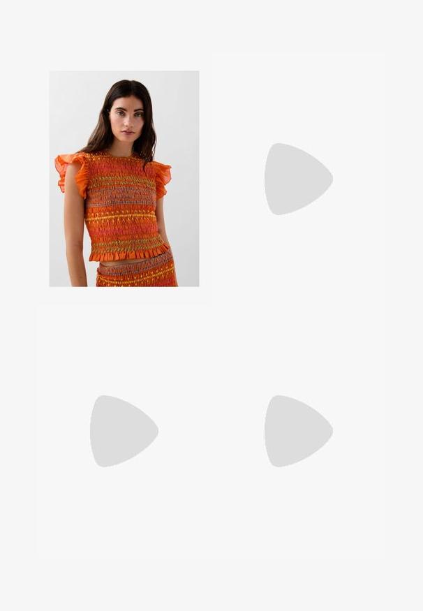 Haut smocké orange avec des manches à volants, présentant des rayures horizontales colorées et une texture froncée. Conçu pour une silhouette ajustée.; Pantalon de survêtement rose avec une taille élastique, présentant des patches décoratifs en forme de diamant sur le côté gauche et des poignets élastiques aux chevilles.; Ballerines en cuir noir avec un bout rond, texture lisse, détails de couture minimalistes et design de semelle flexible.; Sac à main en cuir marron avec une fermeture à rabat, des accents en métal doré, une bandoulière et une texture lisse. Forme rectangulaire compacte.