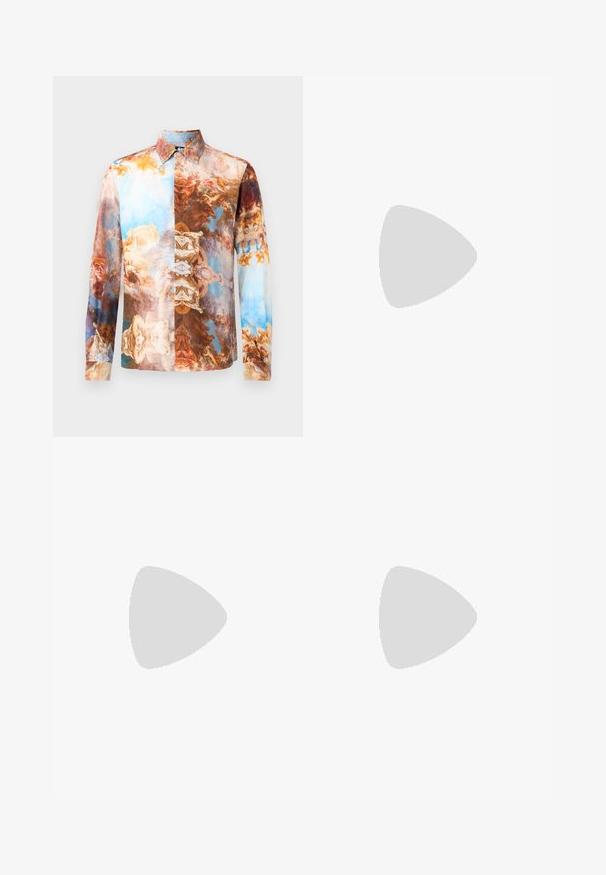 Langärmliges Hemd mit einer Collage aus barocken Mustern in Braun-, Blau- und Cremetönen, mit klassischem Kragen und Knopfverschluss.; Set aus fünf T-Shirts in Schwarz, Weiß und Marineblau. Baumwollstoff, kurze Ärmel, Rundhalsausschnitt und schlichte Textur ohne Muster.; Schwarze Hosen mit einem floralen Muster in Dunkelrot, einem glatten Stoff und einer taillierten Passform. Standardbund und gerades Bein Design.; Schwarze Lederloafer mit glatter Oberfläche, abgerundetem Zehenbereich und einem kleinen dekorativen Riegel. Ausgestattet mit einem niedrigen, gestapelten Absatz und einem dezenten Markenlogo.