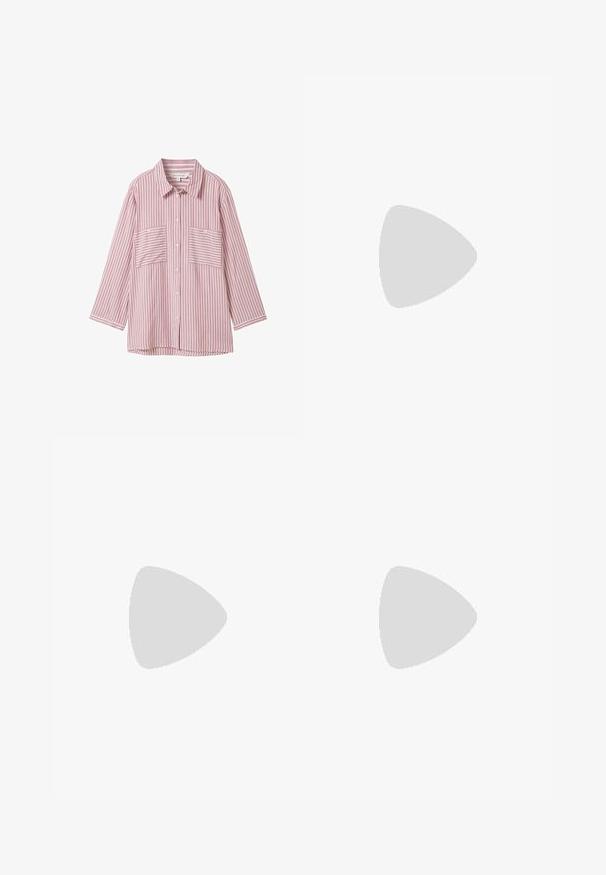 TOM TAILOR Button-down blouse - pink white thin stripe; Light blue wide-leg jeans made of denim, featuring a high waist, front pockets, and a slightly faded finish. Classic five-pocket design.; Black patent leather ankle boot with a pointed toe and a mid-height block heel. Smooth texture and minimalist design.; Black handbag with structured shape, smooth texture, and a metallic clasp. Paired with wide black pants and open-toe sandals on wooden floor.