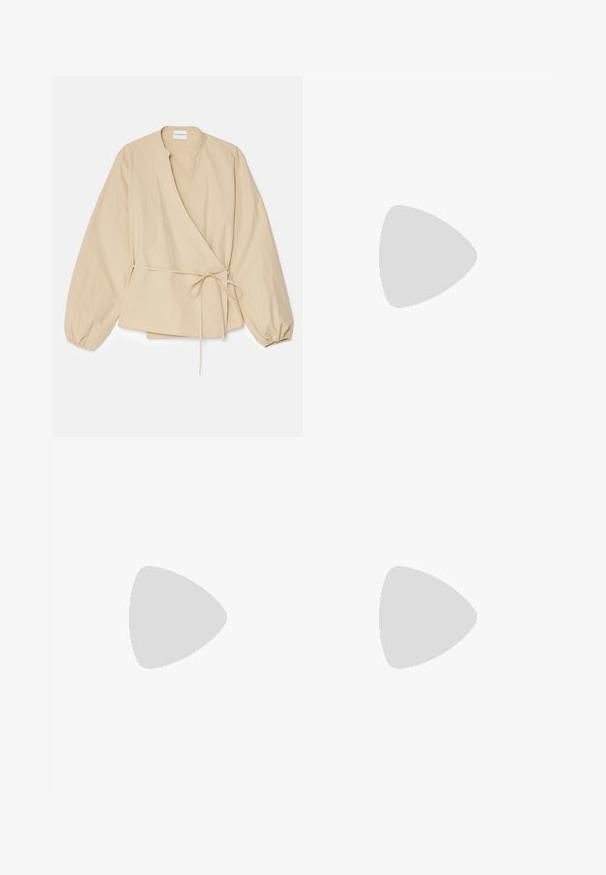 Beige wikkelbloes met lange puffmouwen, een V-halslijn, zijstrikdetails en een ontspannen pasvorm, gemaakt van een lichte katoenstof.; Zwarte maxi rok van zacht, rekbaar materiaal. Heeft een zijsplit en een eenvoudig, gestroomlijnd ontwerp zonder versieringen.; Zwarte hoge hakken sandaaltjes met een vierkant teen, voorzien van meerdere smalle bandjes, een verstelbare enkelgesp en een gestructureerde blokhak.; CHLOÉ Zonnebril - havana copper; Grijze neplederen handtas met een gebogen vorm, voorzien van zwarte biezen, een enkele schouderband en een extra afneembare band.; Zilveren ringoorbellen met een gedraaide kettingontwerp, gladde textuur met reflecterende afwerking, vastgezet met een post sluiting.