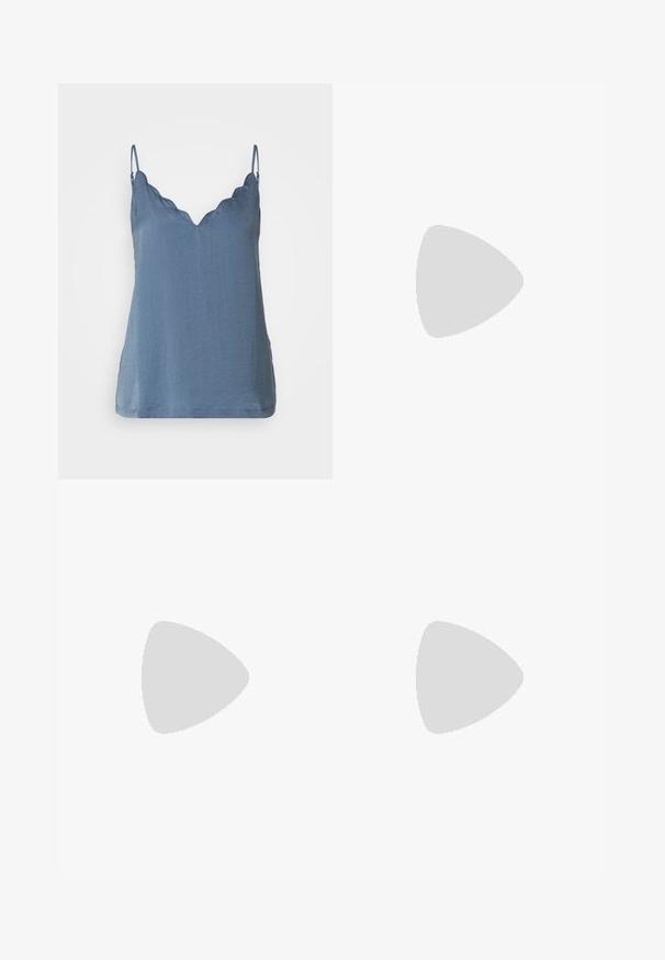 Blauw mouwloos topje met een geschulpte V-hals, gemaakt van lichte stof, met een ontspannen pasvorm en een zoom die onder de taille valt.; Lichtblauwe flared jeans van denim, met een hoge taille, vijf zakken en een enkele knoopsluiting. Zachte textuur met een vervaagde afwerking.; Lichtblauwe canvas sneakers met een crème rubberen neuskap en zool, voorzien van witte veters en een trekstrip op de hiel.; Zwarte leren handtas met een gladde textuur, rechthoekige vorm en twee lange handvaten. Geen zichtbare hardware of versieringen.