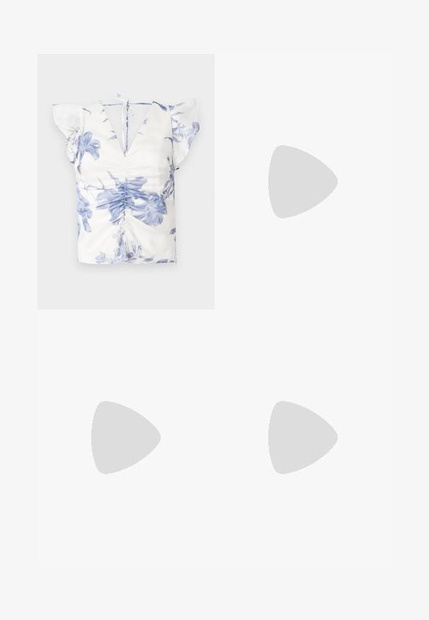 Blusa floreale con stampa blu e bianca, maniche corte a volant, scollatura a V profonda e dettaglio frontale arricciato con chiusura a lacci sul retro.; Pantaloni bianchi a gamba larga con una texture liscia, dotati di due tasche frontali e chiusura a bottone, progettati per un fit rilassato.; Sandal in pelle verniciata beige con punta quadrata, due cinghie frontali, una cinghia alla caviglia con fibbia e tacco a blocco.; Borsa a tracolla nera in pelle con una forma curva, manico rimovibile e accessori dorati. La borsa presenta una patta con un dettaglio a fibbia.