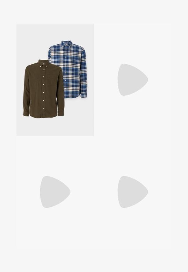 Jack & Jones JPRBLUNORRIS 2 PACK - Chemise - peat/night sky; Jean en denim noir présentant un design à jambe droite, un style à cinq poches et des accessoires en métal avec des accents en cuivre. Texture lisse et taille moyenne.; Des baskets en cuir blanc avec une finition lisse, un bout rond, des lacets plats et une semelle texturée. Accents en daim gris au niveau du talon.; Lunettes de soleil avec des verres rectangulaires gris foncé, des montures en métal argenté et des embouts en plastique noir sur les branches. Conception légère avec des plaquettes de nez.