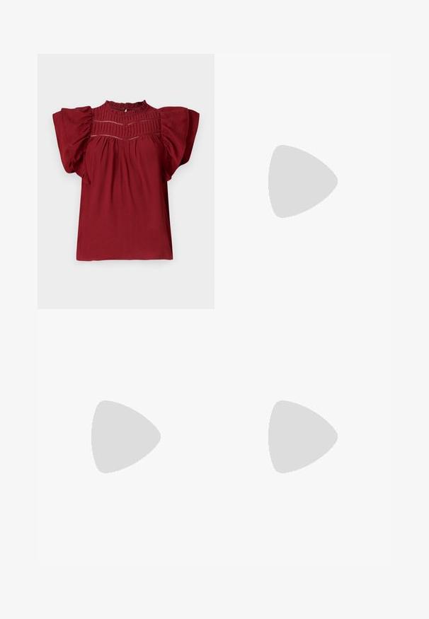 Blusa rossa con maniche corte a sbuffo, pieghe testurizzate sul colletto e chiusura a bottone sul retro. Tessuto morbido con una finitura liscia.; Pantaloni neri a gamba larga realizzati in morbido velluto, dotati di una cintura elastica e una superficie liscia, senza dettagli o motivi visibili.; Stivali neri alla caviglia con una finitura lucida, punta quadrata, tacco a blocco e pannello elastico laterale. Abbinati a pantaloni neri a sigaretta.; Borsa a tracolla nera in pelle con una forma curva, manico rimovibile e accessori dorati. La borsa presenta una patta con un dettaglio a fibbia.