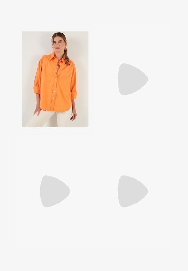 LELA LOOSE FIT - Bluza z gumbi - orange; Oren halter-neck obleka z draperijskim bodicem, nabranimi stranicami in odprtim hrbtom. Narejena iz gladkega, elastičnega materiala.; Sandal s petto s kvadratnim vrhom, več trak in srednje visoko peto v leopardjem vzorcu. Narejeni iz mehkega tekstilnega materiala.; Sončne naočale v mačjem stilu z mat črnim plastičnim okvirjem, temnimi lečami in zlatim logotipom na tempeljih. Kotačast dizajn in gladka tekstura.; Rjava usnjena torba čez ramo z vzorcem logotipa, zlatim verigo, zadrgo in zlatimi dodatki. Kompaktna in pravokotna oblika.