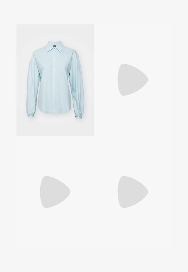 Lyseblå skjorte med lange puffede ermer, laget av glatt stoff, med klassisk krage og en subtil logo ved kanten.; Lyseblå denim bukser med vid ben og høy midje, med fem lommer, beltehemper og en subtil falming mot kanten.; Sko med spiss tå og slingback i off-white skinn, med lav hæl og utskårent design, med en glatt tekstur og minimale detaljer.; Sølvmetalløreringer med avrundede former, en polert overflate og subtile graveringer av merket "BOSS" på de nederste delene.