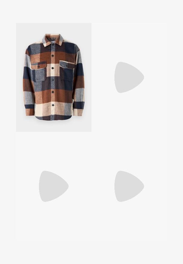 Polygonet flannel skjorte i brun, marineblå og creme. Har en knaplukning foran, to brystlommer og en spredt krave. Blød tekstur.; Sort kortærmet T-shirt lavet af ribbet stof, med en rund halsudskæring og en simpel, boksformet silhuet.; Sorte denimbukser med lige ben, fem lomme-design og knaplukning foran. Glat tekstur med minimale syninger.; Sort læder dress-sko med rund tå, snørebåndsdesign, diskrete syninger og lav hæl. Glat tekstur med poleret finish.