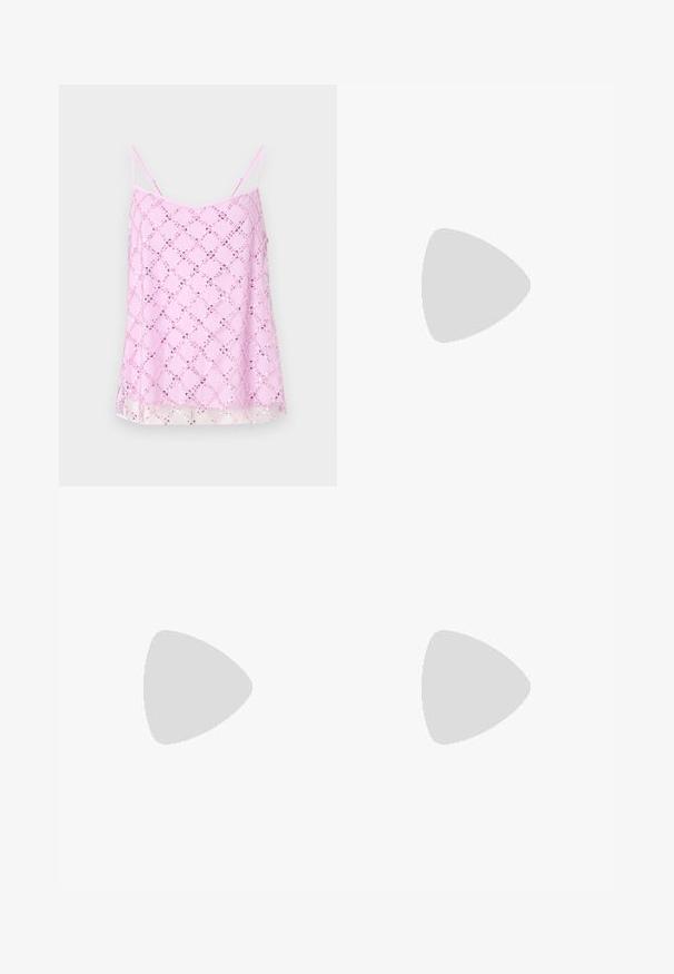 Rožinė camisole tipo palaidinė su plonomis spaghetti petnešėlėmis, puošta blizgiu sequin deimanto raštu, turinti skaidrų apdailą ir lygią audinio tekstūrą.; Juodi pritaikyti kelnių modeliai su tiesiomis kojomis, pasižyminčios lygiomis tekstūromis ir ryškiomis klostėmis priekyje. Nėra matomų detalių.; Juodas odinis pavasario batelių modelis su smailiu nosiu, turintis siaurą kulniuką ir auksinės spalvos akcentu reguliuojamoje juostoje. Lygi tekstūra.; Juoda odinė rankinė su struktūrizuotu dizainu, turi trumpą formą, viršutinę rankeną ir auksinius akcentus. Pridėtas reguliuojamas peties diržas.