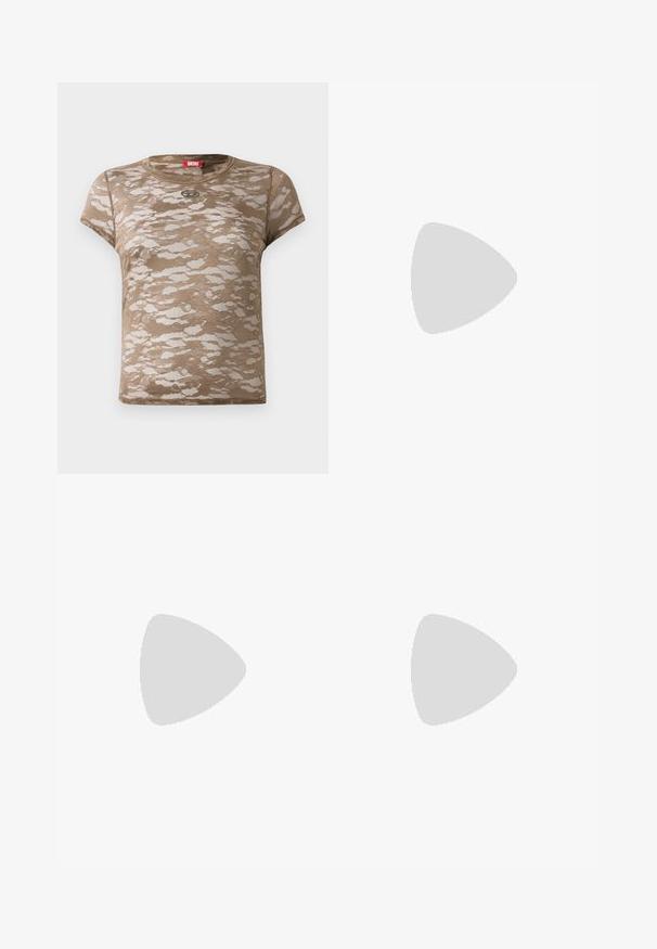 Κοντομάνικο, καφέ T-shirt με καμουφλάζ σχέδιο και στρογγυλή λαιμόκοψη, κατασκευασμένο από ελαφρύ υλικό με διαπνοή. Διαθέτει ένα μικρό λογότυπο.; Μαύρο δερμάτινο παντελόνι με λεία υφή, διαθέτει ίσια γραμμή, δύο μπροστινές τσέπες και εμφανείς λεπτομέρειες ραφής.; Μαύρα δερμάτινα μοκασίνια με επίπεδο τακούνι, διαθέτοντας διακοσμητική χρυσή λεπτομέρεια στο εμπρόσθιο μέρος και λεία υφή.; Μαύρη τσάντα χειρός με δομημένο σχήμα, λεία υφή και μεταλλικό κούμπωμα. Συνδυασμένη με φαρδιά μαύρα παντελόνια και σανδάλια ανοιχτής μύτης πάνω σε ξύλινο πάτωμα.