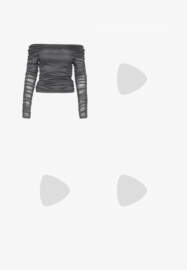 Top off-the-shoulder em cinza escuro, feito de tecido transparente e texturizado; apresenta detalhes franzidos nas mangas e no corpo para um look ajustado.; Calças de moletão pretas feitas de uma mistura de algodão, com um cós elástico ajustável, pernas retas e um logo da Nike branco no lado esquerdo.; Bota ankle impermeável castanha com uma sola de borracha resistente, bico redondo, colarinho de couro castanho, atacadores amarelos e um logotipo na lateral.; Bolsa de tecido preta com dois bolsos frontais com detalhes em laço, alças duplas e fecho em zíper. Textura macia e formato retangular.