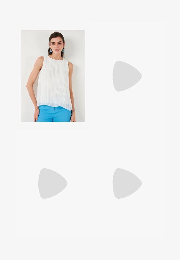 Biała plisowana bezrękawnik z zaokrąglonym dekoltem, przezroczystą teksturą i nieco dłuższym przodem, w połączeniu z niebieskimi spodniami.; Beżowe spodnie o szerokich nogawkach, wykonane z teksturowanej tkaniny z subtelnym wzorem. Posiadają luźną talię i swobodny krój, zapewniając komfort i swobodę noszenia.; Sneakers w nadrukiem lamparta z zamszowego materiału, czerwonymi sznurówkami i trzema białymi paskami z boku. Wyróżniają się kremowym językiem i brązową podeszwą.; Stradivarius SET ciemnobrązowy