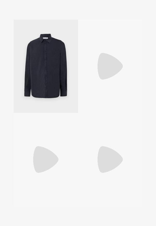 Samsøe Samsøe RYAN SHIRT - Ing - salute; Fehér pamut póló rövid ujjakkal, kerek nyakkal és diszkrét Levi's logóval a középen. Puha tapintású és szabványos szabású.; Fekete, széles lábú nadrág sima textúrával, két elülső redővel, gombos záródással és oldalsó zsebekkel. Tartós anyag.; Fehér sportcipő sima bőr felső résszel és alacsony profilsal. Kerek orr, hat fűzőlyuk és barázdált gumitalp jellemzi.; Hajtható bevásárlótáska sötétszürke színben, könnyű nylonból készült, sima tapintással, kettős vállpánttal és diszkrét logóval ellátva.