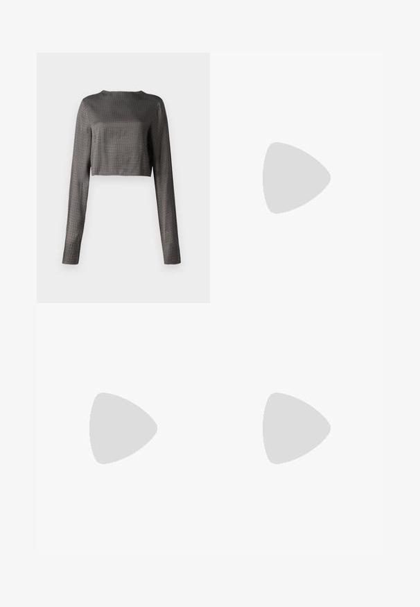 Melnbalts havmonērs garām piedurknēm, ar apaļu kakla izgriezumu un gludu auduma tekstūru. Iezīmēts ar pieguļošu dizainu un taisnu apakšmalu.; Melnas pielāgotas bikses ar taisnu kāju, divām priekšējām kabatām, pogu aizdari un liekumu detaļām priekšpusē. Gluda auduma tekstūra.; Melnas ādas potīšu zābaki ar gludu tekstūru, smailu purngalu un masīlu augstu papēdi. Iekļauts sānu atvērums un minimālistisks dizains.; Melnas ādas rokassomā ar sudraba ķēdes siksnu, kurai ir dekoratīvi spārnu akcenti un baltā šuvēšana apakšējā šuvē.