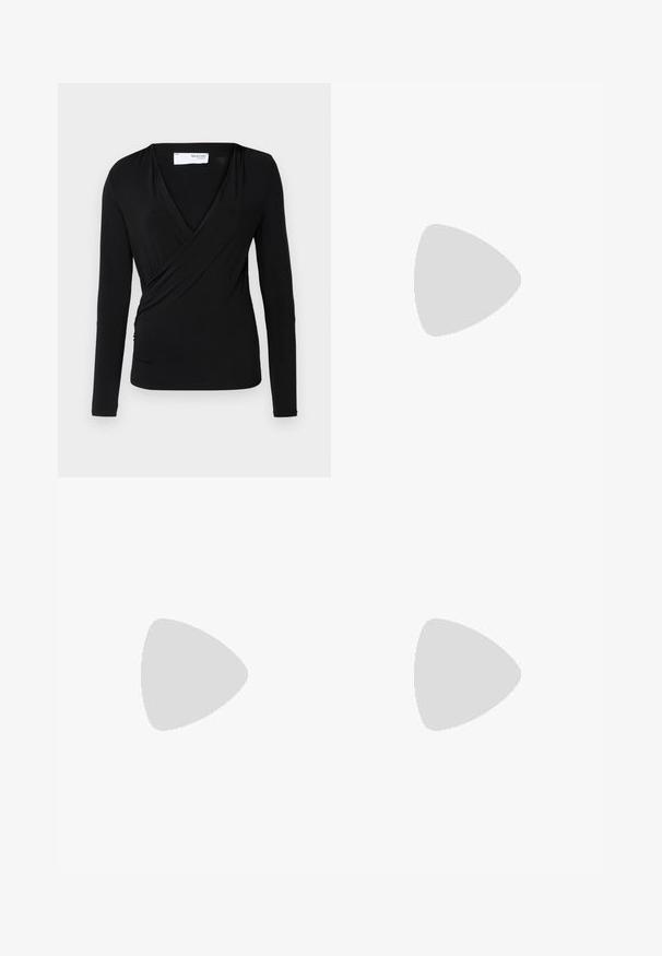 Top avvolgente a maniche lunghe di colore nero in morbido tessuto; presenta un profondo scollo a V e un dettaglio arricciato laterale per una forma aderente.; Jeans svasati blu in denim, con effetto sbiadito, cinque tasche, chiusura con bottone e dettagli di cucitura sulla cintura.; Mocassini platform neri in pelle con punta arrotondata e fascia larga sulla tomaia. Presentano un tacco spesso e quadrato e una texture liscia.; Occhiali da sole neri e angolari con lenti grigie; realizzati in plastica, con aste spesse dalla superficie liscia e senza hardware visibile.; Borsa hobo nera realizzata in materiale similpelle liscio con manico intrecciato, caratterizzata da una forma morbida e arrotondata e una chiusura superiore con cerniera.; Orecchini a cerchio dorati, quattro pezzi, finitura liscia, design arrotondato, di diverse dimensioni, con chiusura a cerniera per un facile utilizzo.