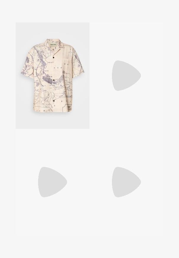 Korte mouwenshirt van lichtbeige stof met een kaartprint in marineblauw, voorzien van een klassieke kraag en een borstzak.; Twee longsleeves, één zwart en één wit, gemaakt van katoen met ronde hals en een gladde textuur, gepresenteerd in een gestapelde opstelling.; Wijdbeenbroeken met een kaartprint in marineblauw op een beige achtergrond, met geplooide details bij de taille en een relaxte fit.; Zwarte leren instappers met een ronde neus, een band met kwastjes en een chunky zool met een loopvlak. Glad oppervlak en een klassiek ontwerp.