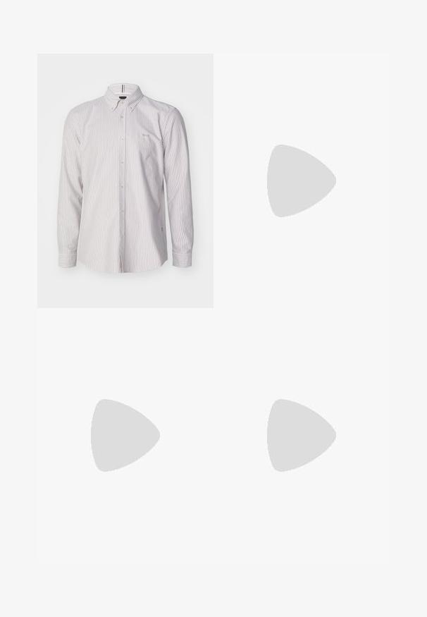 BOSS ROAN - Srajca - open beige; Bela bombažna majica s kratkimi rokavi, okroglim izrezom, sproščenim krojem in brez vidnih logotipov ali vzorcev. Gladka tekstura in minimalen dizajn.; Črne hlače z nabranim sprednjim delom, narejene iz gladkega materiala. Imajo gumbasto zapiranje in zanke za pas; ravne hlačnice.; Bela usnjena športna obutev s perforacijami, okroglo konico, ravnim podplatom in debelimi vezalkami, z vidnim logotipom smoosh in napisom "AIR" na peti.