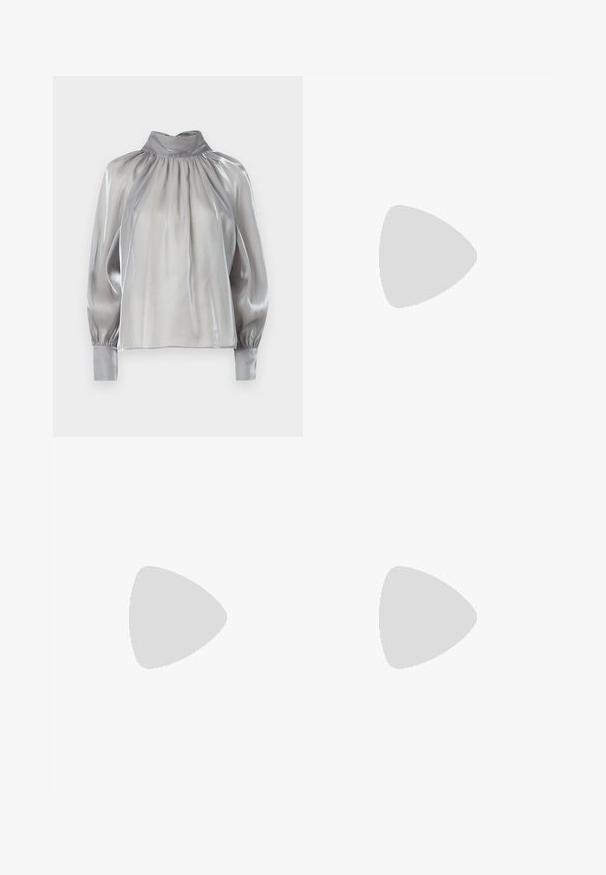Blusa argento con colletto alto, scollatura arricciata e maniche lunghe a sbuffo. Tessuto liscio e lucido con una texture leggera e morbida.; Jeans ampi di colore blu chiaro in denim, con vita alta, cinque tasche e cuciture visibili lungo le cuciture.; Stivaletti in pelle nera alla caviglia con punta rotonda, lace-up frontale e suola in gomma spessa con battistrada textured. Tassello sul retro.; Orecchini a cerchio color oro, sottili e rotondi, con una finitura metallica liscia e senza decorazioni o motivi.