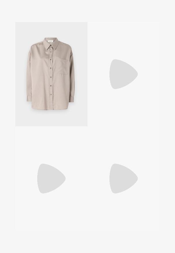 Camicia button-up beige chiaro con strisce verticali, maniche lunghe, colletto e taschino sul petto; realizzata in tessuto liscio con una vestibilità casual.; Pantaloni neri su misura con un design a gamba dritta, caratterizzati da una texture liscia e pieghe ben definite sul davanti. Senza hardware visibile.; Tacchi slingback in pelle nera con punta affusolata, caratterizzati da un tacco alto e un accento dorato sulla cinghia regolabile. Texture liscia.; Borsa a mano in pelle nera con un design strutturato, caratterizzata da una forma corta, manico superiore e accessori in metallo dorato. Inclusa tracolla regolabile.