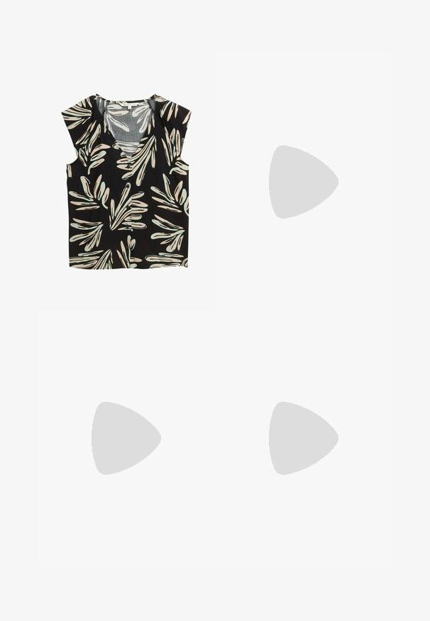 Zwarte blouse met een V-hals en kapmouwen, voorzien van een bloemenpatroon in beige en lichtblauw, met knopen aan de voorkant en een loose-fit.; Zwarte, wijde broek met een elastische tailleband en een verstelbaar trekkoord. Gemaakt van een gladde, lichte stof zonder zichtbare patronen.; Zwarte lederen instappers met een platte hak, met een decoratieve gouden hardware detail aan de voorkant en een gladde textuur.; Zwarte handtas met gestructureerde vorm, gladde textuur en een metalen sluiting. Gecombineerd met brede zwarte broeken en sandalen met open teen op een houten vloer.