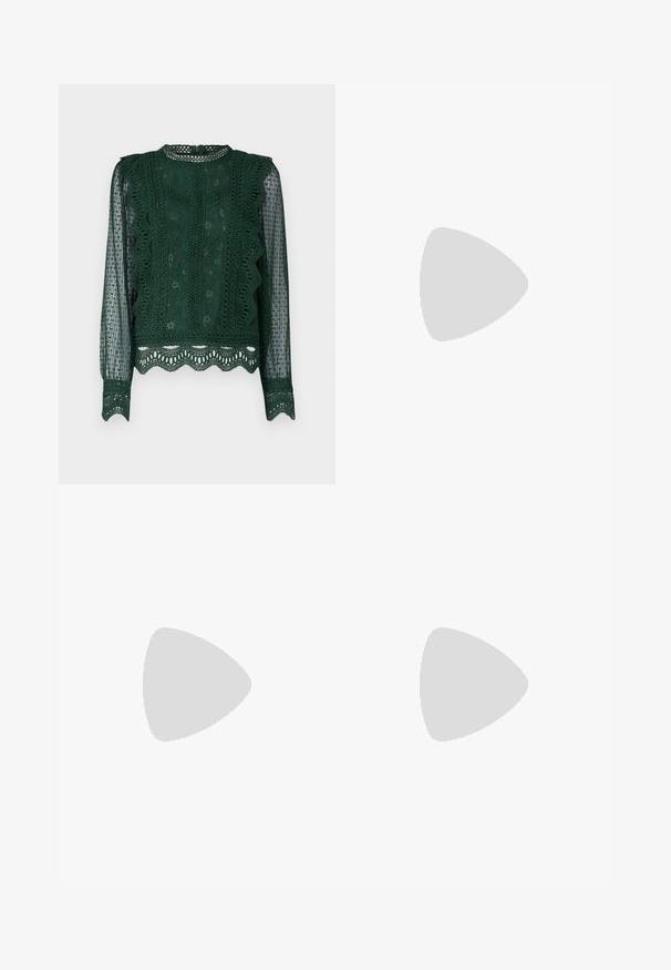 Blusa verde in pizzo con motivi intricati, bordi a scallop e maniche lunghe semitrasparenti con scollatura rotonda e finiture decorative.; Pantaloni neri a gamba dritta, con tasche frontali e spacchi laterali all'orlo. Realizzati in tessuto morbido e liscio. Adatti a diverse occasioni.; Sandali con tacco in vernice nera, con punta squadrata, cinturini alla caviglia e fibbie in argento. Presentano un tacco a blocco spesso per maggiore stabilità.; Borsa a forma di cuore in metallo argento con doppi manici, tracolla a catena e texture liscia. Presenta finiture in metallo e bordi cuciti.