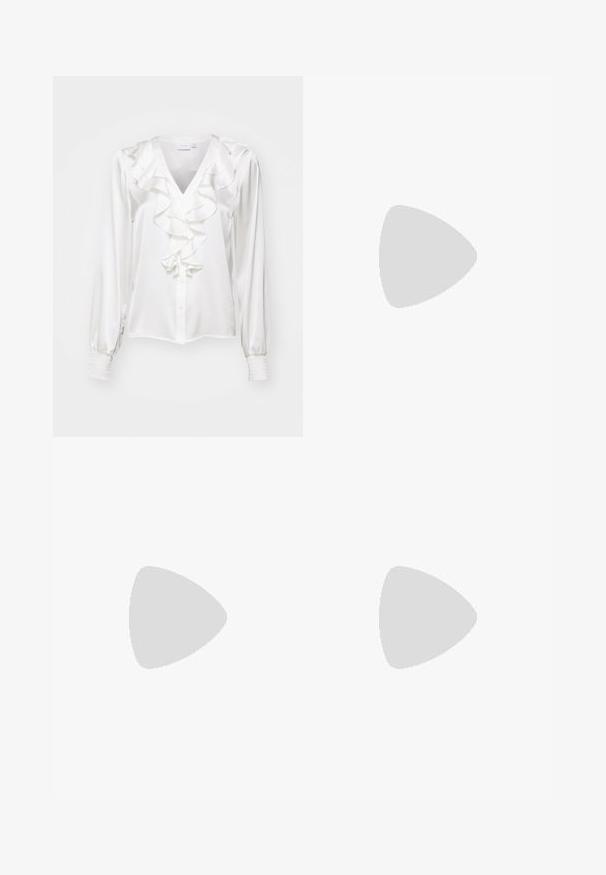 Blusa bianca a maniche lunghe in tessuto setoso, con scollatura a V e dettagli arricciati, e polsini elasticizzati. Tessuto liscio con chiusura a bottoni.; Abito verde menta realizzato in tessuto leggero, con maniche corte, dettagli arricciati, una scollatura alta e una gonna a più strati.; Ballerina metallica argento con punta affusolata, cinturino alla caviglia con fibbia regolabile, superficie testurizzata e suola nera minimale.; Borsa di colore crema con forma curva, texture morbida e tracolla regolabile, indossata sopra un vestito verde menta chiaro con volant.; Orecchini in argento con due forme a goccia e due forme tonde, tutte con una superficie lucida e riflettente e una texture liscia.