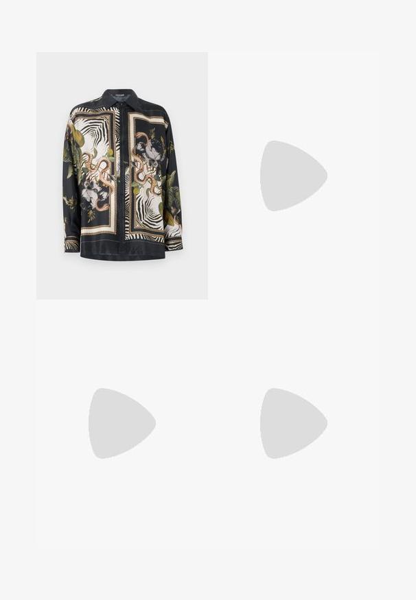 Roberto Cavalli JEWELLERY FOULARD COOL FIT  - Krekls - black/multi coloured; Melna kokvilnas T-kreklā ar īsām piedurknēm, ar zilu tekstu "AIZSARGĀ SAVU ENERĢIJU" un grafisko dizainu augšējā kreisajā pusē.; Tumšgray ziedu drukājumi bikses ar lieliem zaļiem un zilām ziediem. Komplektā ietilpst harmonizējoša josta ar vairākiem uzplestiem un caurumiem.; Melnas ādas kurpes ar gludu tekstūru, noapaļu purngalu un dekoratīvu siksniņu pāri priekšpusei. Zems sakrauts papēdis, minimālisma dizains.