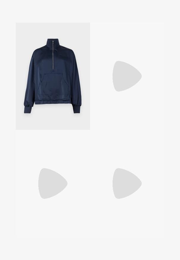 Chaqueta de pullover azul marino hecha de un tejido liso y brillante. Presenta un cuello alto, cierre frontal con cremallera y un bolsillo en la parte delantera. Puños y cintura elásticos.; Pantalones negros ajustados con un diseño de pierna recta, que presentan una textura suave y pliegues nítidos en el frente. Sin herrajes visibles.; Sandalias planas de cuero crema con tiras cruzadas delgadas, correa para el tobillo con hebilla, diseño minimalista y suela negra en contraste.; Bolso de mano de cuero negro con un diseño estructurado, que presenta una forma recortada, asa superior y acentos en dorado. Correa de hombro ajustable incluida.