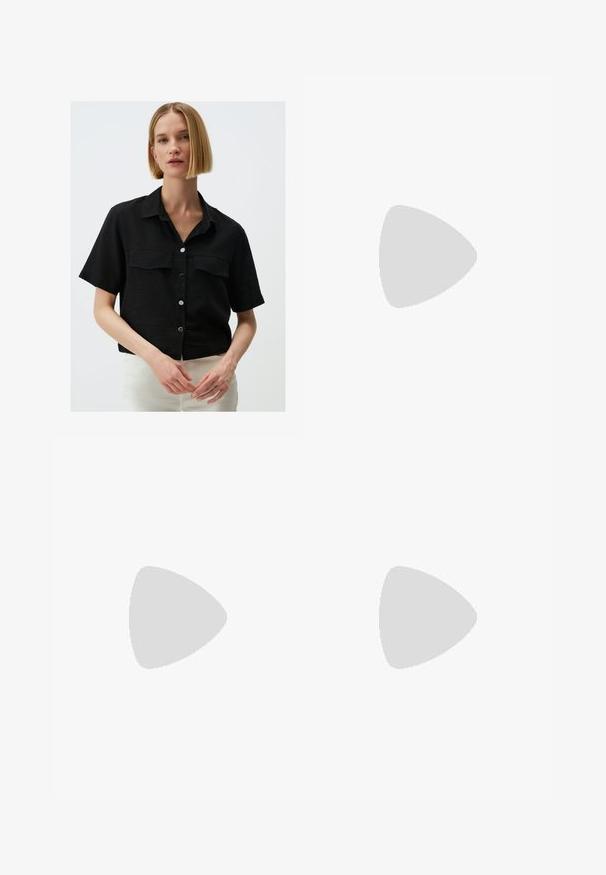 Zwart shirt met korte mouwen van gestructureerde stof, voorzien van twee voorzakken en een kraaghals, met zilveren knopen aan de voorkant.; Zwarte broek met een rechte pasvorm, voorzien van zijzakken en plooien aan de onderzijde. Gemaakt van zachte, gladde stof. Geschikt voor verschillende gelegenheden.; Zwarte leren kitten heel sandaal met dunne banden, gouden gesp en minimalistische teenlus op een witte achtergrond.; Bruine leren tas met een geplooide bovenkant en een kettinghengsel. Glad textuur met een glanzende afwerking en subtiele naaddetails aan de zijkanten.