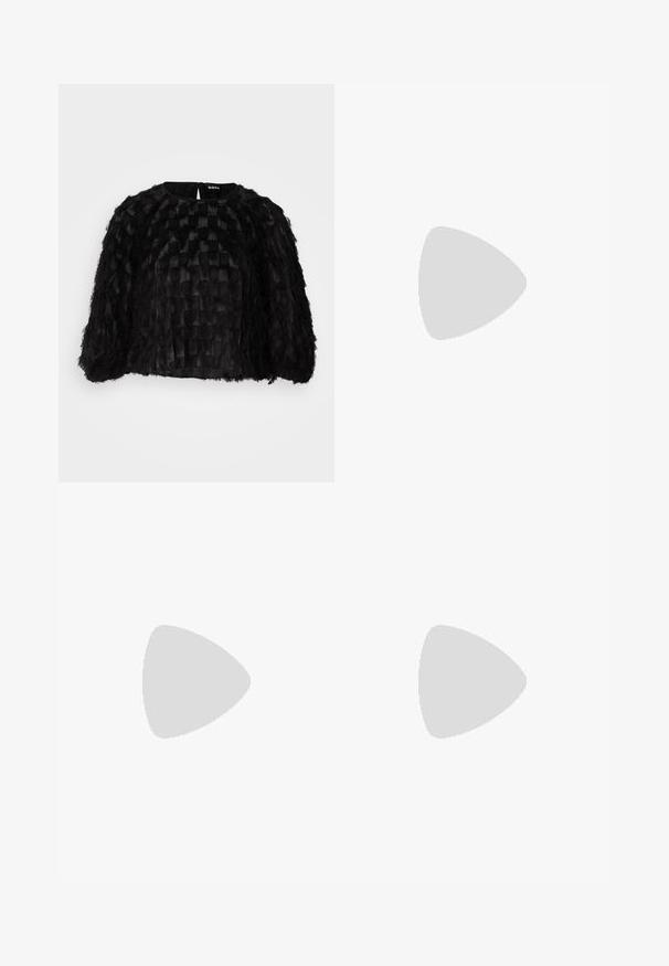 Schwarze, kurze Cape mit einer strukturierten Oberfläche, die gewebte und fransige Muster aufweist. Rundhalsausschnitt und Reißverschlussverschluss hinten.; Schwarze, taillierte Hose mit geradem Bein, aus einem glatten Stoff und mit klaren Falten an der Vorderseite. Keine sichtbare Hardware.; Schwarze Leder-Slingback-Pumps mit spitzem Schuhblatt, ausgestattet mit einem schlanken Absatz und einem goldfarbigen Akzent am verstellbaren Riemen. Glatte Textur.; Schwarze Lederhandtasche mit einem strukturierten Design, das eine verkürzte Form, einen oberen Griff und goldfarbene Hardware-Details aufweist. Verstellbarer Schulterriemen ist enthalten.