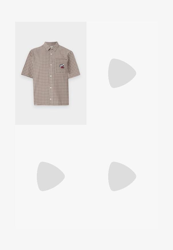 Kurzärmliges, braunes kariertes Hemd mit Button-Down-Kragen und einer Brusttasche, die ein gesticktes Design in Rot und Schwarz zeigt.; Dunkelblaue Denim-Shorts, ausgestattet mit einem klassischen Design, fünf Taschen, gestickten Nähten, einem Knopfverschluss und geschwungenen Gesäßtaschen.; Schwarze Lederclogs mit abgerundetem Zehenbereich, einem Riemen und einer Schnallendetail sowie einem Korkfußbett, das eine strukturiertes Gummisohle aufweist.; Schwarze Handschuhe aus einem dehnbaren Material, mit einem grauen Logo, strukturierten Handflächen für besseren Grip und enganliegenden, passgenauen Bündchen.