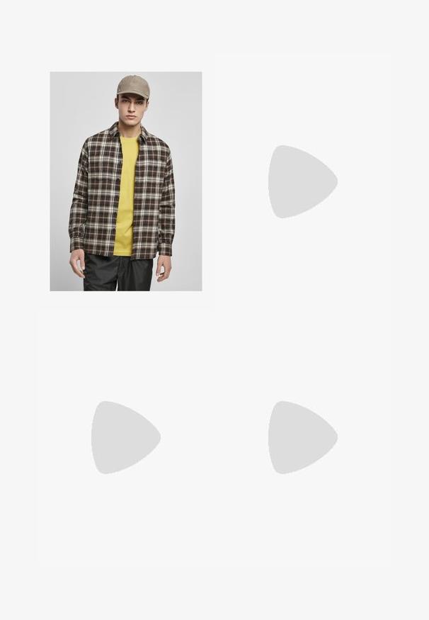 Urban Classics ROOTS - Skjorter - darkground/warmsand; Lysblå denimshorts med en løs pasform, der har to baglommer og synlige sting. Stoffet har en blød, glat struktur.; Grå og beige atletisk sko med mesh-paneler, prikket tekstur og sølvfarvede accenter. Har en polstret sål og snørebåndsdesign.; Sorte rektangulære solbriller med mørke linser, en mat overflade og logo detaljer på stængerne. Designet har lige kanter og tykke stel.