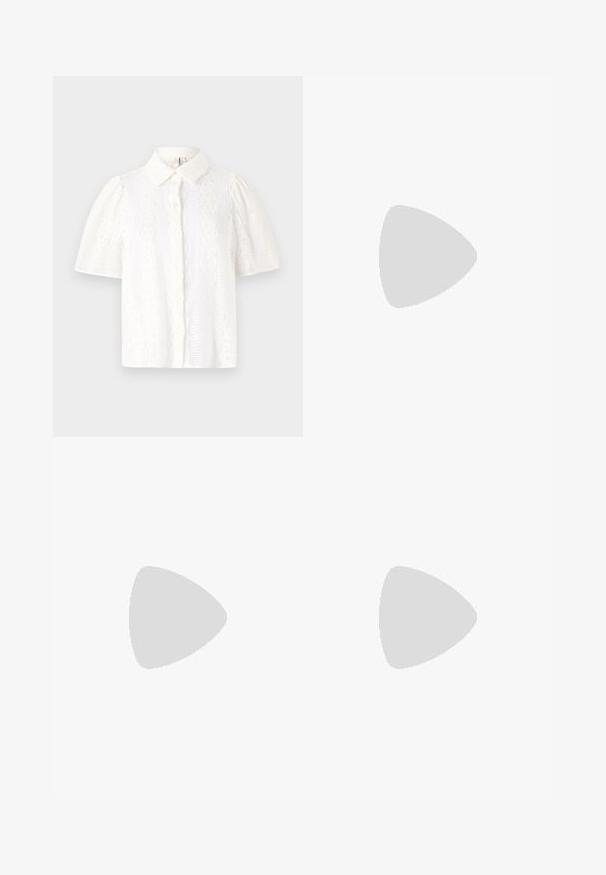 Camicia bianca a maniche corte con colletto, caratterizzata da dettagli in pizzo, motivi testurizzati e una chiusura frontale con bottoni.; Jeans in denim a gamba larga di blu medio, con vita alta, chiusura con bottone e dettagli delle cuciture verticali a contrasto lungo la parte anteriore.; Sandali con tacco in vernice nera, con punta squadrata, cinturini alla caviglia e fibbie in argento. Presentano un tacco a blocco spesso per maggiore stabilità.; Borsa a tracolla nera in pelle con una forma curva, manico rimovibile e accessori dorati. La borsa presenta una patta con un dettaglio a fibbia.