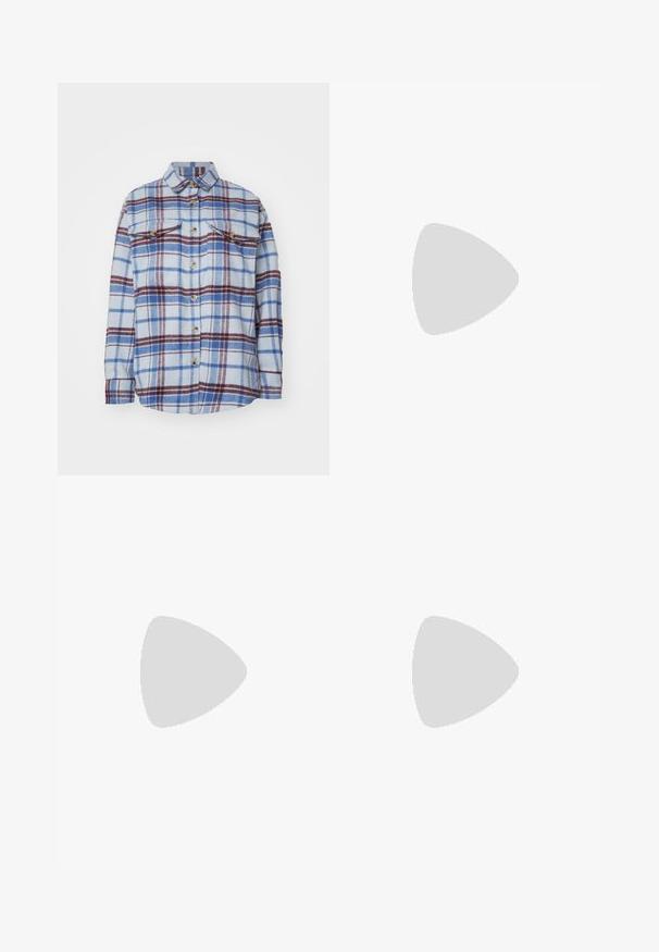 Rutet skjorte i lyseblå med røde og marineblå striper, to brystlommer og gyldne knappeakenter. Myk tekstur.; Blå denimjeans med rette ben, høy midje, fem lommer og subtil søm langs sømmene. Glatt tekstur.; Svart lær pumps med spiss tå, ankelrem og kraftig hæl. Flat tekstur, strømlinjeformet design og minimalisme.; Svart lær tote bag med glatt tekstur, rektangulær form og to lange håndtak. Ingen synlige deler eller dekorasjoner.