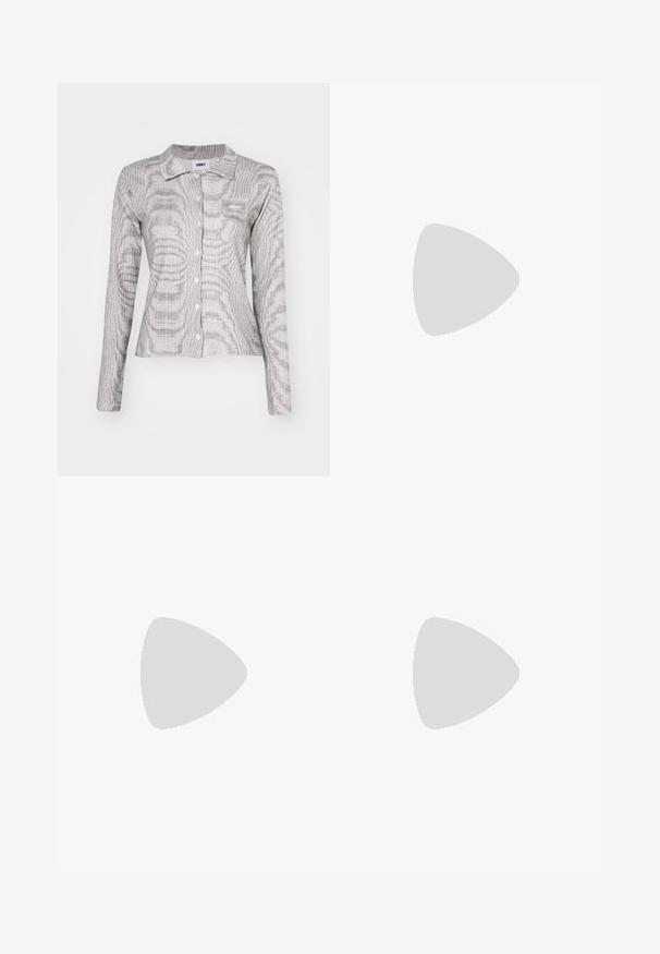 Obey Clothing NOISE - Užsagstoma palaidinė - blanc multi; Tigrinės plačios kojinės džinsai rudos ir smėlio spalvos. Pagaminta iš džinsinio audinio, turi klasikinį penkių kišenių dizainą ir metalinius akcentus.; Juodai odiniai aulinukai iki kulkšnies su pailgu nosimi, su įrišimo šoniniu dizainu ir žemu kvadratiniu kulnu. Lygus paviršius su blizgiu finišu.; Juodos odinės kibirėlės tipo rankinės su raišteliu, ant priekio puikuojasi blizgantis "CK" logotipas ir auksinės detalės.