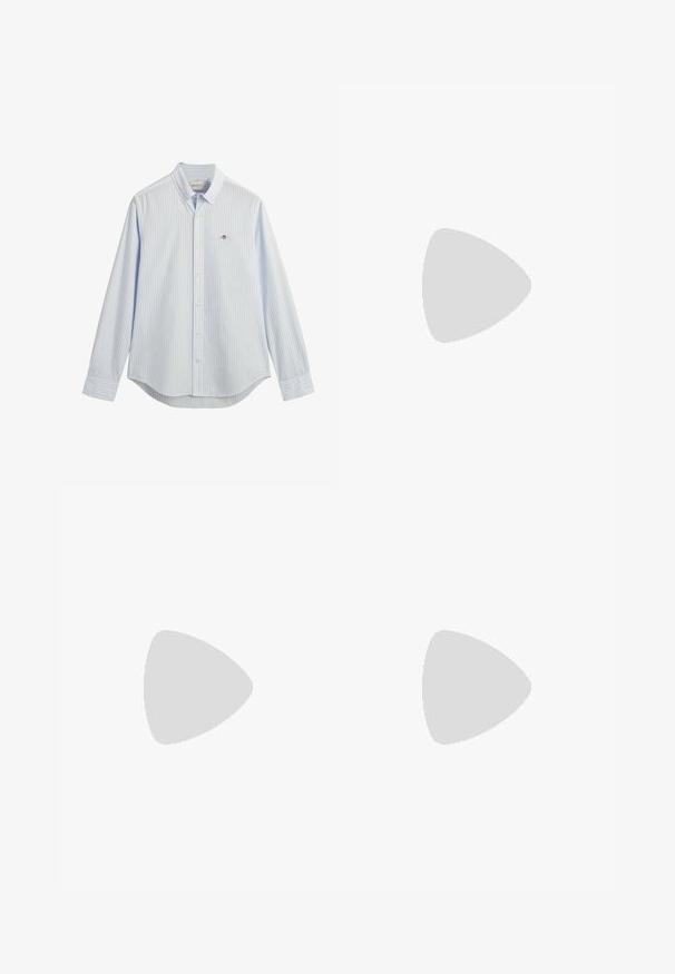 Camisa de botones a rayas azul claro, hecha de algodón, con cuello puntiagudo, mangas largas y dobladillo redondeado, con un pequeño logo en el pecho.; Camiseta de algodón blanca con cuello redondo, mangas cortas y un pequeño logotipo bordado que presenta montañas y texto en el lado izquierdo del pecho.; Pantalones de chándal de color beige claro, hechos de algodón, con una cinturilla elástica, puños acanalados y un logo verde con diseño de hoja en la pierna izquierda.; Zapatilla de cuero blanca con punta redonda, parte frontal con cordones y acento negro en el talón. Presenta un pequeño logo de cocodrilo bordado en el lateral.