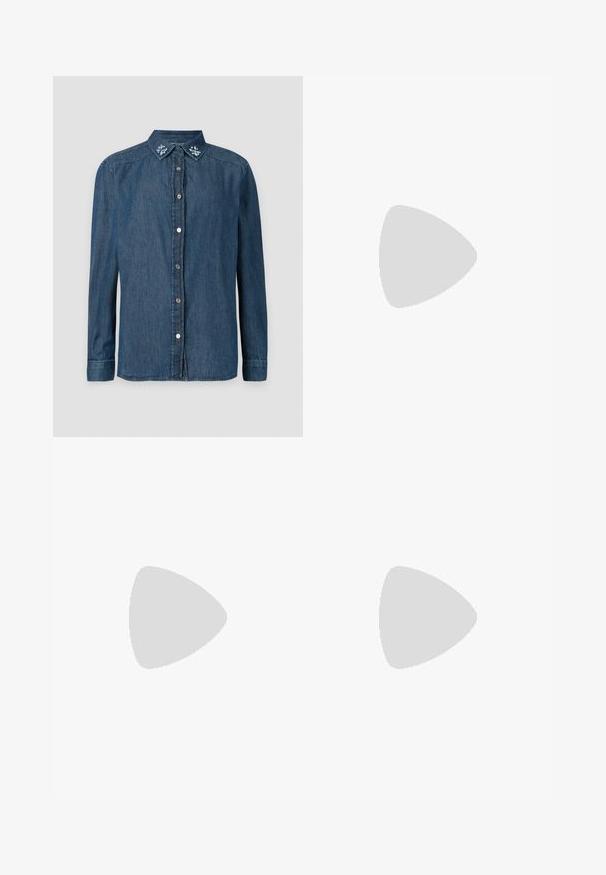 Blauwe denim overhemd met lange mouwen, voorzien van een knoopsluiting aan de voorkant, puntige kraag en geborduurde bloemdetails op de kraag.; Beige wijde broek gemaakt van een katoenmix. Kenmerkt zich door een gladde textuur, een elastische tailleband en een zijknopdetail.; Zwarte slingback-hakken met een vierkante neus, blokhak en metallic gespsluiting. Gemaakt van soepel synthetisch materiaal.; Beige geweven schoudertas met een gebogen vorm en zwarte accenten. Voorzien van een ritsafsluiting aan de bovenkant en een logopatch aan de voorkant.