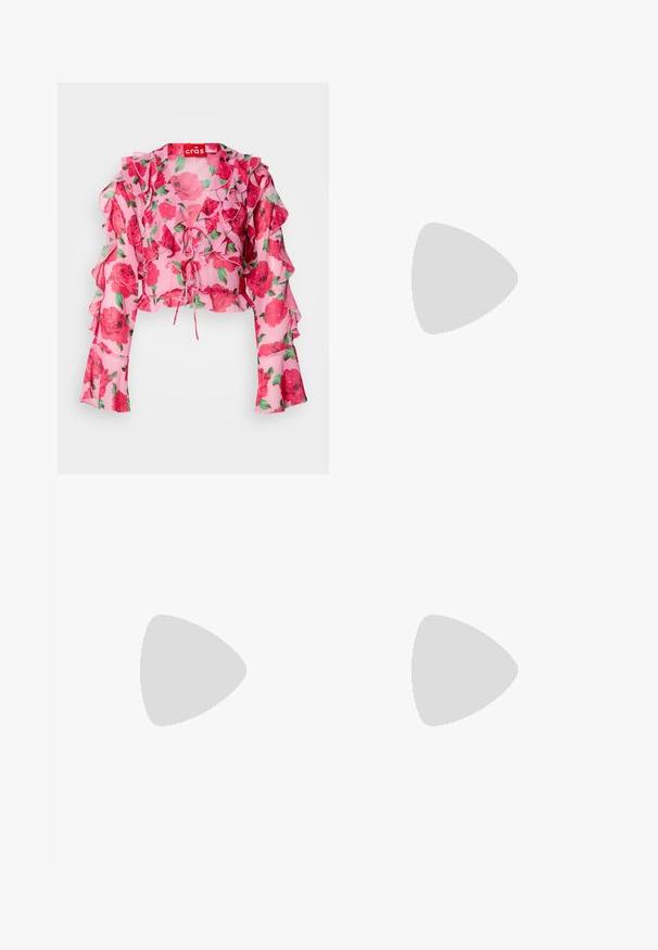 Top corto floreale rosa con maniche a volant, dettaglio con nodo frontale e un tessuto leggero e trasparente con motivi di rose rosse e foglie verdi.; Pantaloni in denim neri a gamba larga con vita alta, dotati di tasche anteriori e posteriori, cuciture a punto, e chiusura con bottone. Texture liscia.; Bershka Sandali con tacco - black; Borsa a spalla in vernice nera con forma curvata, una tracolla, tasche frontali e dettagli in metallo argentato.