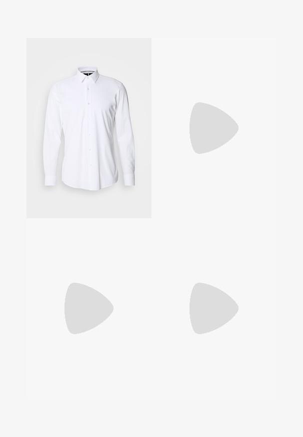 Fehér, hosszú ujjú, gombos ing, sima szövetből készült, hegyes gallérral és normál fazonnal. Az elején hat gombból álló gombolás található.; Sötétkék, könnyű anyagból készült rövidnadrág, elasztikus derékkal és húzózsinórral, valamint két oldalsó zsebbel, egyenes szabással.; Fekete gumipapucs, textúrált pánttal és egyszerű lapos talppal, oldalnézetből, világos háttér előtt.; Fekete műanyag napszemüveg zöld lencsékkel, négyzet alakú kerettel, ezüst díszítéssel a keret felső részén, valamint texturált szárakkal. A márka neve a belső száron található.