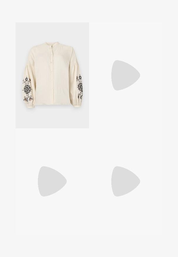 Cremfarbene Leinenbluse mit Stehkragen, vorderem Knopfverschluss und puffigen Ärmeln, die mit schwarzer und bunter Blumenstickerei verziert sind.; Hellblau-zu-weiß Ombre-Jeans, weit geschnittenes Design, aus Denim-Stoff, mit klassischem Bund und vier Taschen.; Stuart Weitzman NUDIST BLOCK 75 - Pumps - adobe; Braune Leder-Handtasche mit gerafftem Design, einem kurzen Ledergriff und einem Kettenriemen. Sie verfügt über einen silbernen Metallverschluss mit zwei runden Akzenten.