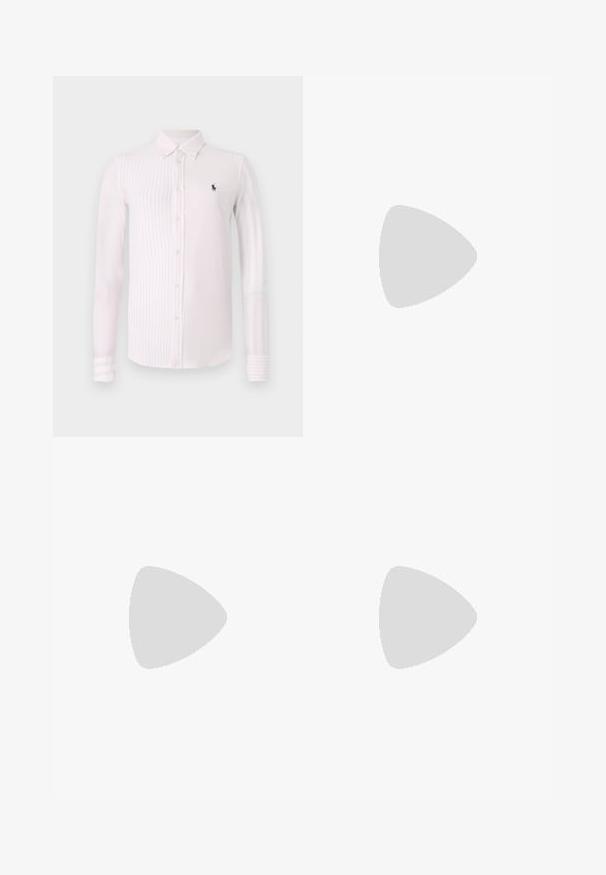 Cămașă albă cu mâneci lungi, cu dungi orizontale fine, guler cu nasturi și un mic logo bleumarin pe pieptul stâng. Textură moale a țesăturii.; Pantaloni din bumbac maro cu un design slim-fit, față plată și buzunare standard; textură netedă și tivuri finisate.; Adidași din piele albă, design de tip low-top, cu o textură netedă, vârf rotund, față șiretată și un mic logo brodat pe lateral.; Geantă din piele neagră în formă de jumătate de lună, cu accente din metal auriu, având un închidere cu fermoar. Purtați-o în diagonală peste un pulover gri.