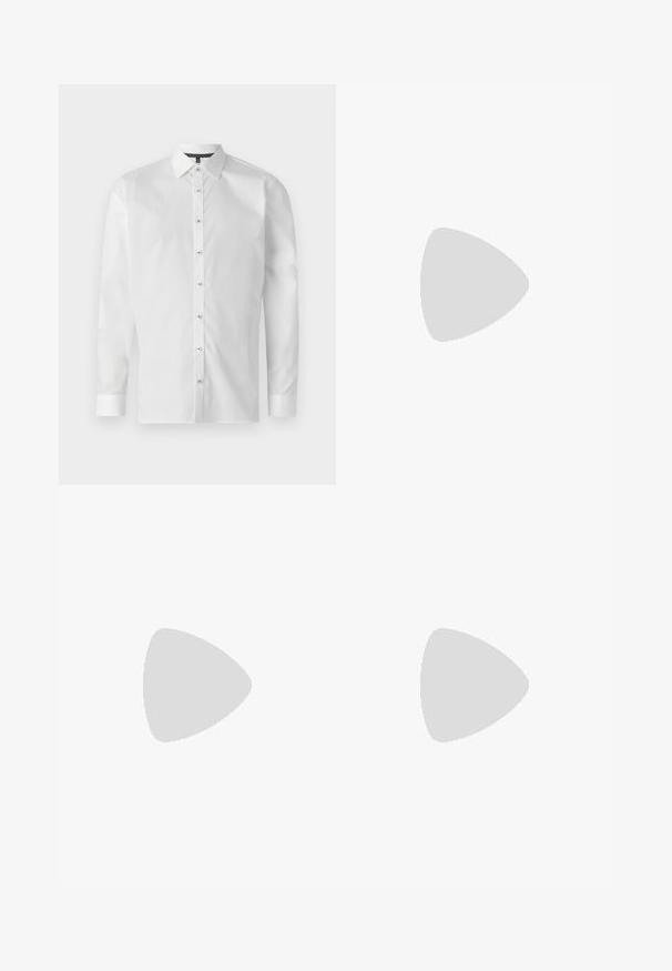 Camicia bianca a maniche lunghe realizzata in tessuto morbido, con colletto classico, chiusura frontale con bottoni e polsini abbottonati. Collo interno con motivo scuro.; Pantaloni neri realizzati in un tessuto morbido, con design a gamba dritta, passanti per cintura e due tasche laterali. Aspetto classico senza decorazioni.; Mocassino in pelle nera con punta arrotondata, una fascia decorativa e accessori in metallo, e una suola spessa e testurizzata. Finitura liscia con dettagli sottili.; Collana in argento con maglie spesse e un pendente circolare centrale caratterizzato da dettagli intricati. Superficie metallica liscia e riflettente.