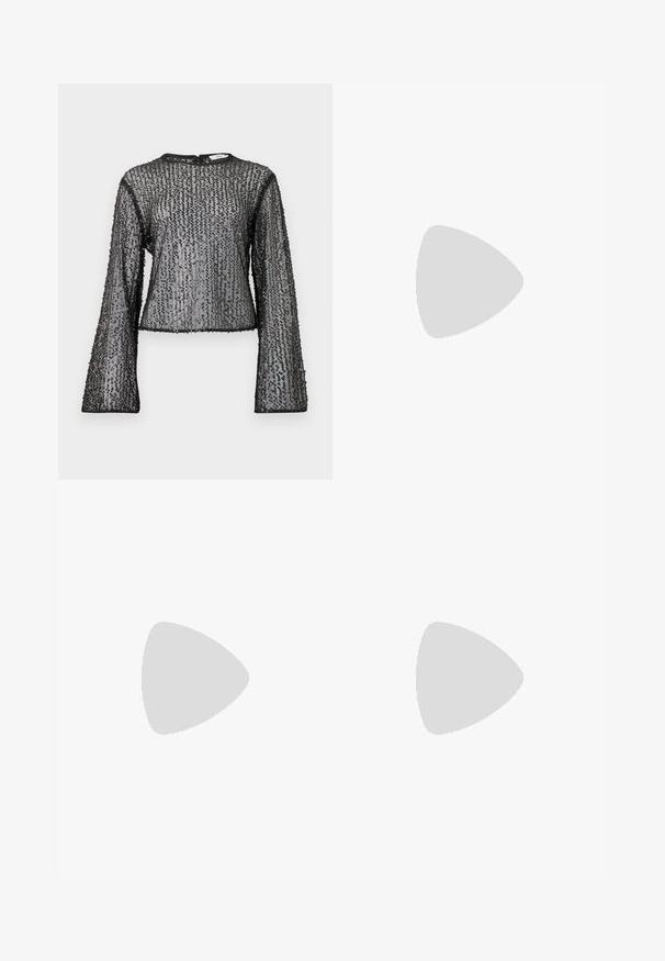 Schwarzes, langärmliges Oberteil mit durchsichtigem Design, das mit strukturierten Pailletten verziert ist und einen runden Ausschnitt hat. Die Kanten sind mit schwarzem Saum versehen.; Schwarze, plissierte, weite Hosen mit einem elastischen Bund. Der Stoff hat vertikale Falten und eine glatte Textur.; Schwarzer spitz zulaufender Slingback-Schuh mit niedrigem Absatz, der aus glattem Leder gefertigt ist und seitliche Ausschnitte für Atmungsaktivität aufweist.; Schwarze Leder-Umhängetasche mit weicher Textur, dreieckiger Form und verstellbarem Tragegurt, kombiniert mit einem hellblauen gestreiften Hemd und weißen Hosen.