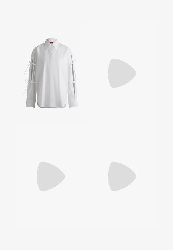 Witte blouse met lange mouwen, voorzien van lintstrikken op de mouwen en een afgeronde zoom. Gemaakt van soepel katoen.; Wijdvallende broek in zwarte stof met een hoge tailleband, met een schone afwerking en een gladde textuur. Geen zichtbare hardware of patronen.; Zwarte leren enkelboot met spitse neus, slanke middenhoge hak en zilveren gespdetail aan de zijkant op een effen achtergrond.; Zwart leren handtas met een driehoekige vorm, een slanke strap en zilveren hardware. Voorzien van een ritssluiting en een reliëflogo op de voorkant.