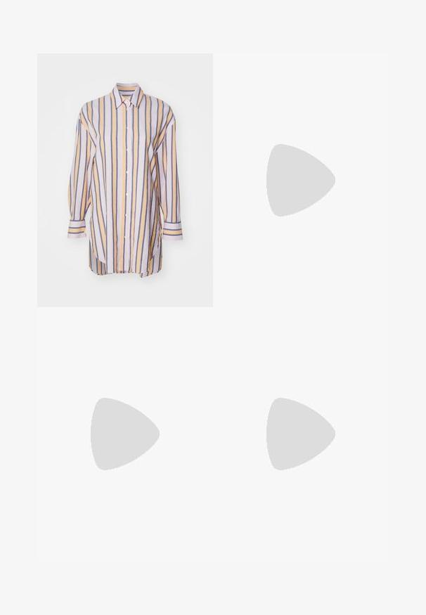 Chemise à manches longues avec des rayures verticales en pastel jaune, bleu et lavande. Elle présente un col et un ourlet courbé.; Shorts en denim bleu clair, comportant cinq poches, un zip et un bouton de fermeture. L'ourlet est effiloché, avec une coupe décontractée.; Sandales à talons vernies noires avec un bout carré, des sangles autour de la cheville et des boucles en argent. Dotées d'un talon bloc épais pour plus de stabilité.; Sac à main en cuir noir avec une forme courbée, bandoulière amovible et des accessoires en or. Le sac est doté d'un rabat avec un détail de boucle.
