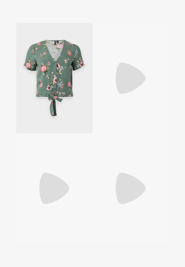 Zielony top w kwiaty fason crop z dekoltem w kształcie litery V, krótkimi rękawami, zapięciem na guziki z przodu oraz wiązaniem z przodu. Posiada różowe i niebieskie wzory kwiatowe.; Jeans o szerokich nogawkach w czarnym denienie z zamkiem błyskawicznym z przodu, pięcioma kieszeniami i subtelnymi detalami przeszycia. Gładka tekstura i swobodny styl.; Czarne lakierowane półbuty na obcasie z wydłużonym noskiem i geometrycznym słupkiem. Charakteryzują się eleganckim, minimalistycznym designem oraz gładką fakturą.; Czarna skórzana torba hobo o gładkiej fakturze, zaokrąglonym kształcie i pojedynczym, regulowanym pasku; posiada szerokie otwarcie na górze.