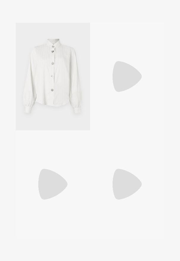 Biała bluzka z długim rękawem w pionowe paski, z balonowymi rękawami, stójką oraz pięcioma ozdobnymi srebrnymi guzikami z przodu.; Czarna plisowana spódnica z teksturowanej tkaniny z dopasowanym paskiem. Sięga do kolan, wyróżniając się gładką, czystą sylwetką.; Czarne lakierowane czółenka na słupku ze spiczastym noskiem, lekko zaokrąglonym wycięciem i obcasem w kształcie bloku. Posiadają złotą klamrę jako akcent dekoracyjny.; Czarna torebka z teksturowanej powierzchni, podwójnymi uchwytami na górze i regulowanym paskiem na ramię. Posiada złote okucia i boczne kieszenie.