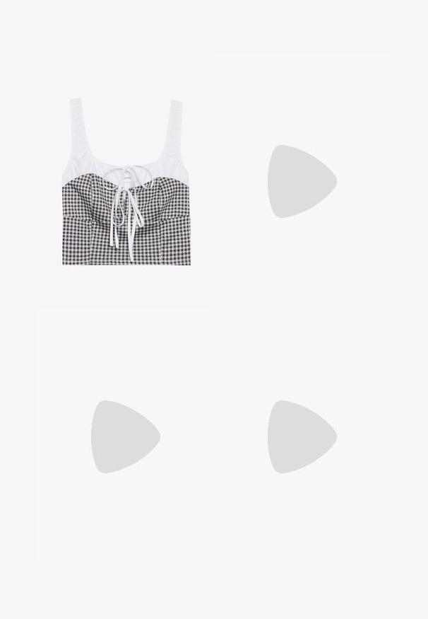 Čierno-biely kockovaný crop top s textúrovanou bielou vrchnou časťou, štvorcovým výstrihom a nastaviteľnou šnúrkou v strede. Má široké ramienka.; Sivá plisovaná sukňa s hladkým povrchom, s viacerými vertikálnymi skladmi a priliehavým pásom. Vyrobená z ľahkého materiálu.; Čierne lodičky na podpätku s tenkými remienkami, otvorenou špičkou a malým rozšíreným podpätkom. Materiál vyzerá hladko a lesklo.; Čierna umelá kožená kabelka s kroko vzorom, sťahovaným vrchom a zhnutým popruhom. Vyzerá mäkko a kompaktné v dizajne.