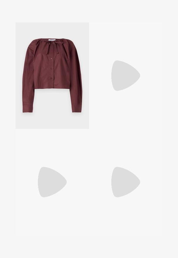 Blouse courte bordeaux en tissu léger, avec un col à nouer, des manches longues et une fermeture à boutons sur le devant. Texture lisse avec un minimum de détails.; Pantalon noir ajusté avec une coupe droite, présentant une texture lisse et des plis nets sur le devant. Aucune quincaillerie visible.; Talons hauts en cuir noir avec un bout pointu, dotés d'un talon fin et d'un accent en ton or sur la lanière réglable. Texture lisse.; Sac à main en cuir noir avec un design structuré, featuring une forme cropped, une poignée supérieure et des accents en matériel doré. Bandoulière réglable incluse.