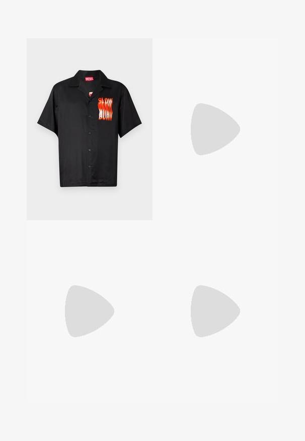 Zwarte T-shirt met korte mouwen van gladde stof, voorzien van een rood en oranje "SLOW BURN" graphic aan de linkerkant en een klassieke kraag.; Zwarte denim shorts met een ontspannen pasvorm, voorzien van een klassieke vijf-pocket ontwerp en knoopsluiting, een gladde textuur en rechte pijpen.; Zwarte hardloopschoen met een mix van mesh en synthetische materialen, een stevige zool, gebogen ontwerp en prominente branding op de zijkant.; Hoekige, grijsgetinte zonnebril met zilveren accenten, tegen een lichte achtergrond. De lenzen hebben een unieke geometrische vorm.