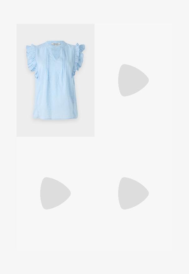 Blusa azzurro chiaro con maniche a volant, presenta un collo a V, un motivo testurizzato e dettagli a costine lungo la parte anteriore. Realizzata in tessuto morbido.; Jeans in denim a gamba larga di colore blu scuro. Presentano un classico design a cinque tasche, chiusura con bottone e cuciture a contrasto. Texture liscia.; Sandalo bianco con tacco alto, caratterizzato da un design a cinturini e un legaccio alla caviglia. Texture liscia con una piattaforma frontale per un'altezza aggiuntiva.; Borsa a spalla bianca con una finitura testurizzata, un accentuato fermaglio centrale e una forma curva. Chiusure a cerniera su entrambi i lati.